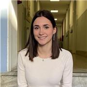 Studentessa universitaria impartisce lezioni di inglese per studenti delle scuole medie e superiori